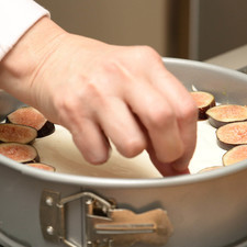 Sacar el pay de queso del refrigerador, colocar las rebanadas de higo sobre él de forma artística. S 7855 1475621609