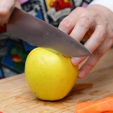 Cortar la manzana y las zanahorias en trozos.