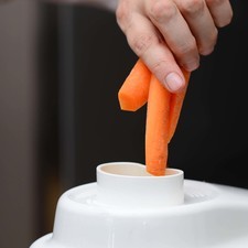 Pasar la manzana y las zanahorias por el extractor de jugos.