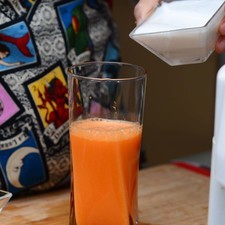 Servir el jugo en un vaso agregar la leche de coco.