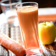 Revolver con una cuchara y colocar el jengibre rallado sobre el jugo como decoración.
