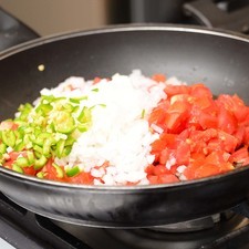 Cortar los nopales en juliana. Cocer en una olla honda mediana con agua y una pizca de bicarbonato durante unos 5 minutos. Escurrir y reservar. Picar el jitomate, el chile y la cebolla. Sofreír en un sartén el jitomate picado, la cebolla y el chile durante 2 minutos.