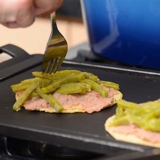 Agregar los nopalitos y el huevo.