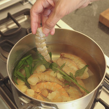 Cocer los camarones en una olla con agua, sal y una ramita de hierbabuena hasta que se tornen color rosa, aproximadamente 5 minutos. Escurrirlos, enfriarlos bajo el chorro de agua y colocarlos en un tazón con hielo.