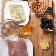 Ingredientes para el lomo 1 1/2 tazas de agua aceite de oliva al gusto 2 cucharadas de mostaza dijón 1 kilogramo de lomo de puerco 1 botella de vino tinto ensamble arenal Help 2 cucharadas de miel de abeja hilo cáñamo al gusto pimienta negra molida al gusto sal al gusto Ingredientes para el relleno 1/2 taza de almendra 10 piezas de ciruela pasa 250 gramos de queso azul