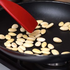 Para preparar el relleno, tostar las almendras peladas sobre un sartén sin aceite, dando vueltas para que se tuesten por todos lados. Picarlas en trozos pequeños y reservar.