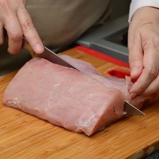 Para preparar el lomo, colocar el lomo sobre la tabla para picar y cortar hojas de ½ centímetro en forma de libro, sin cortar hasta la parte de abajo.