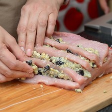 Rellenar cada hoja del libro con el queso. Tener cuidado de no rellanar hasta arriba para poder cerrar después.