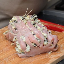 Amarrar bien el lomo con un hilo de cáñamo haciendo aros hasta tenerlo perfectamente cerrado. Salpimentar bien el lomo por todos lados.