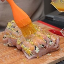 Mezclar la cucharada de mostaza Dijon y la miel. Añadir La mezcla al lomo y embarrarlo bien por todas partes.
