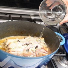Agregar 1 ½ taza de agua, bajar la lumbre, tapar y cocer a lumbre bajita durante una hora y media hasta que el lomo esté bien cocido, dando vuelta a medio cocimiento para que se cueza parejo. Si hiciera falta, agregar más agua a media cocción. Sacar el lomo y dejar enfriar.