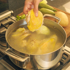 Hervir el pollo entero con piel con la cebolla durante 20 minutos. S 789 1475637116