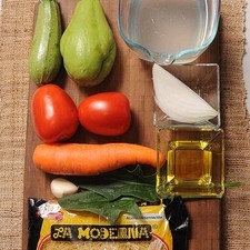 2 hojas de espinaca 1 diente de ajo 4 cucharadas de aceite de oliva sal al gusto 1 pieza de chayote 1 pieza de calabacita 1 pieza de zanahoria 1/4 pieza de cebolla blanca 2 piezas de jitomate guaje 1 1/2 tazas de caldo de pollo 220 gramos de pasta de fideo La Moderna