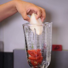 Picar las hojas de espinacas en tiras. Pelar el chayote, picarlo en trozos pequeños al igual que la zanahoria y la calabacita. Moler en la licuadora los jitomates con el trozo de cebolla, el diente de ajo y un poco de agua.