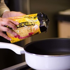 Sofreír la pasta en un sartén hondo con un poco de aceite de oliva a fuego lento hasta que se vea dorado, pero no quemado.