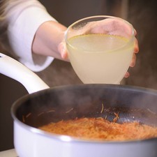 Añadir el caldo de pollo.