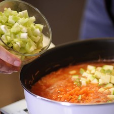 Agregar la zanahoria, la calabacita y el chayote picado. Sazonar con sal y cocer a fuego lento tapado durante 5 minutos más.