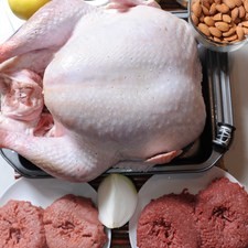 Ingredientes para el pavo: 1 cucharita de pimienta negra molida 45 gramos de mantequilla hilo cáñamo al gusto 1 pieza de bolsa de plástico para hornear 2 cucharitas de sal 1 cucharita de nuez moscada 1 taza de leche de vaca 1 pieza de pavo Ingredientes para para el relleno 2 dientes de ajo 1/2 taza de pan molido 1/4 pieza de cebolla blanca 2 cucharadas de aceite de oliva 1 pieza de pera 1 pieza de manzana 1 taza de uva pasa 1 taza de almendra 500 gramos de carne molida de puerco 500 gramos de carne molida de res