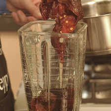 Remojar los chiles ancho y cascabel en agua caliente durante 5 minutos. Remover las semillas y los rabos y molerlos en la licuadora. Colar los chiles.