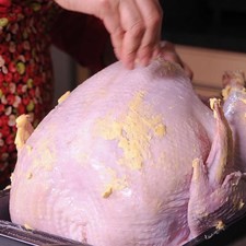 Untar todo el pavo con la mantequilla y espolvorear con un poco de sal y pimienta al gusto.