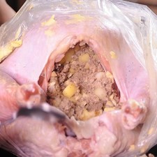 Rellenar el pavo con el picadillo utilizando una cuchara. Si sobrara relleno se puede reservar y servir también más tarde.