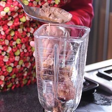 Para preparar la salsa, mientras se dora el pavo, moler las vísceras en la licuadora con los jugos que quedaron en la bolsa para hacer una salsa.