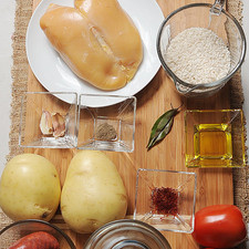 1/4 cucharita de pimienta negra molida 2 dientes de ajo 2 piezas de hoja de laurel 1 taza de arroz 1 1/2 tazas de agua 2 cucharadas de aceite de oliva 1 botella de vino tinto viña real reserva sal al gusto 200 gramos de chorizo 1 cucharita de azafrán 1 pieza de pechuga de pollo sin hueso sin piel 2 piezas de papa blanca 2 piezas de jitomate guaje