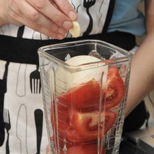 Lavar los garbanzos y dejar a remojar durante la noche. Poner a cocer en una olla con agua sin sal durante una hora o hasta que estén suaves. En olla de presión hervir durante 15 minutos y dejar reposar hasta que se enfríen completamente. Colar y reservar. Licuar los jitomates, la cebolla y el diente de ajo con un poco de agua.