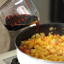 Añadir media taza de vino tinto y revolver todo muy bien hasta que estén integrados todos los ingredientes. Cocer tapado a fuego lento durante 15 minutos.
