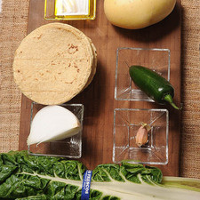 1 diente de ajo 6 piezas de tortilla de maíz 1 pieza de chile cuaresmeño 1/4 pieza de cebolla blanca 1 pieza de papa blanca 1 manojo de acelga S 7950 1475621419