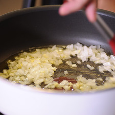 Picar la cebolla y el diente de ajo. Sofreír en un sartén con aceite de oliva la cebolla y el ajo un par de minutos. S 7951 1475621416