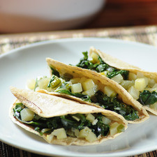 Calentar las tortillas y armar los tacos. Servir calientes. S 7955 1475621410