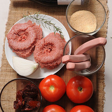 4 piezas de jitomate bola pimienta negra molida al gusto 1 diente de ajo 500 gramos de carne molida de puerco 1/2 taza de jitomate deshidratado 1 botella de vino tinto viña real crianza Help sal al gusto 1 rama de romero fresco 1/2 taza de pan molido 3 piezas de salchicha 1/4 pieza de cebolla blanca