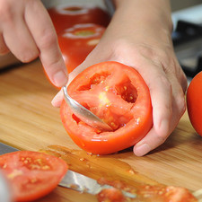 Lavar bien los tomates cortar la parte de arriba de los tomates en forma de tapa y reservarla para taparlos. Retirarles la pulpa con ayuda de una cuchara y reservar la pulpa.
