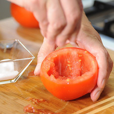 Salpimentar los tomates por dentro.
