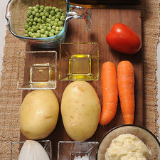 1 pizca de bicarbonato de sodio 1 cucharada de aceite de oliva 1 botella de vino blanco viña real viura Help sal al gusto 1/4 pieza de cebolla blanca 1 pieza de jitomate guaje 1 cucharada de vinagre de manzana 1/2 taza de mayonesa 1 taza de chícharos frescos 2 piezas de zanahoria 2 piezas de papa blanca