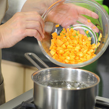 Pelar y picar las papas y las zanahorias en trozos pequeños. Cocer por separado las papas, la zanahoria y los chícharos con una pizca de bicarbonato.