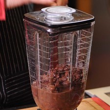 Colocar los frijoles en la licuadora, moler y reservar.