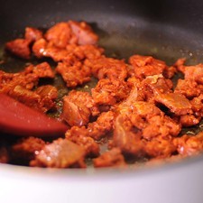 Sofreír el chorizo en una sartén sin aceite durante 4 minutos. Agregar el frijol molido, sazonar con sal al gusto y dejar hervir para que se integren los sabores.