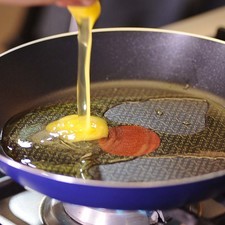 Para preparar los huevos, calentar aceite en el sartén de Tfal. Agregar los huevos.