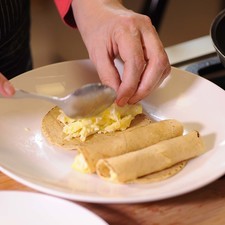 Rellenar las tortillas con huevo haciendo un rollizo. Colocar los rollitos en el plato.
