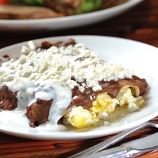Servir bañados con crema y espolvoreados con queso fresco.