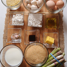 Ingredientes para el soufflé: pimienta negra molida al gusto 3 cucharadas de mantequilla pan molido al gusto 1/2 taza de queso parmesano rallado 4 piezas de huevo sal al gusto 1 taza de leche de vaca 1/4 taza de harina de trigo 1 manojo de espárrago fresco Ingredientes para la salsa: 3 dientes de ajo 4 cucharadas de aceite de oliva 3/4 taza de leche de vaca 1 cucharada de salsa inglesa 3 cucharadas de harina de trigo 1 taza de champiñones