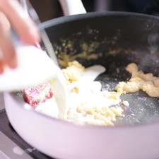 Agregar poco a poco la leche, moviendo con la cuchara para disolver. Sazonar con sal y pimienta y continuar cociendo durante tres minutos sin dejar de mover. Retirar del fuego.