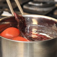 Poner a cocer los jitomates sin ombligo junto con los chiles sin rabo en una olla con agua durante 5 minutos hasta que se le abra la cáscara al jitomate.