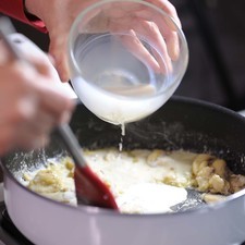 Agregar la leche poco a poco y menear para incorporar. Sazonar con salsa inglesa, sal y pimienta y cocer meneando con frecuencia hasta obtener una salsa espesa.