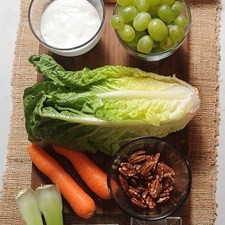 Ingredientes para la ensalada: 1/2 taza de nuez Desinfectante de verduras al gusto 2 varas de apio 2 piezas de zanahoria 2 tazas de uva blanca sin semilla 1 pieza de lechuga orejona Ingredientes para acompañar: 1 botella de vino blanco Natal, Quinta Monasterio Ingredientes para el aderezo: 1 cucharada de ralladura de cáscara de limón 1/4 cucharita de sal 1 taza de yogur natural