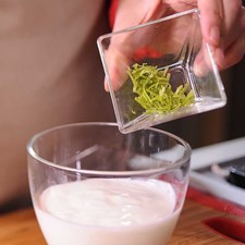 Para preparar el aderezo, mezclar en un tazón el yogur, la ralladura de limón y la sal, mezclar muy bien con el globo y reservar.