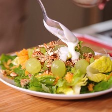 Agregar el aderezo a la ensalada .