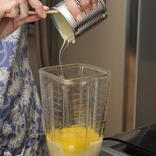Desgranar los elotes con un cuchillo sobre la tabla de picar, de dos hileras a la vez. Colocar la leche condensada en la licuadora. S 807 1475637071